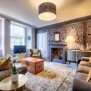  Apartment Hamilton Place - Beautiful And With Private Entrance Sleeps 4