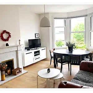  Apartment Spacious And Modern 2 Bedroom Flat Near The Centre