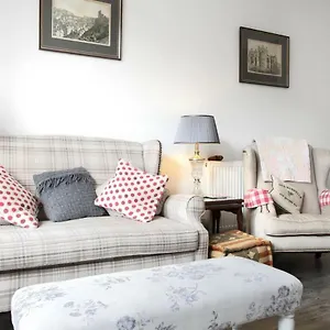 Apartment 5 Star Beautiful & Vintage, Spacious In Chic Location!